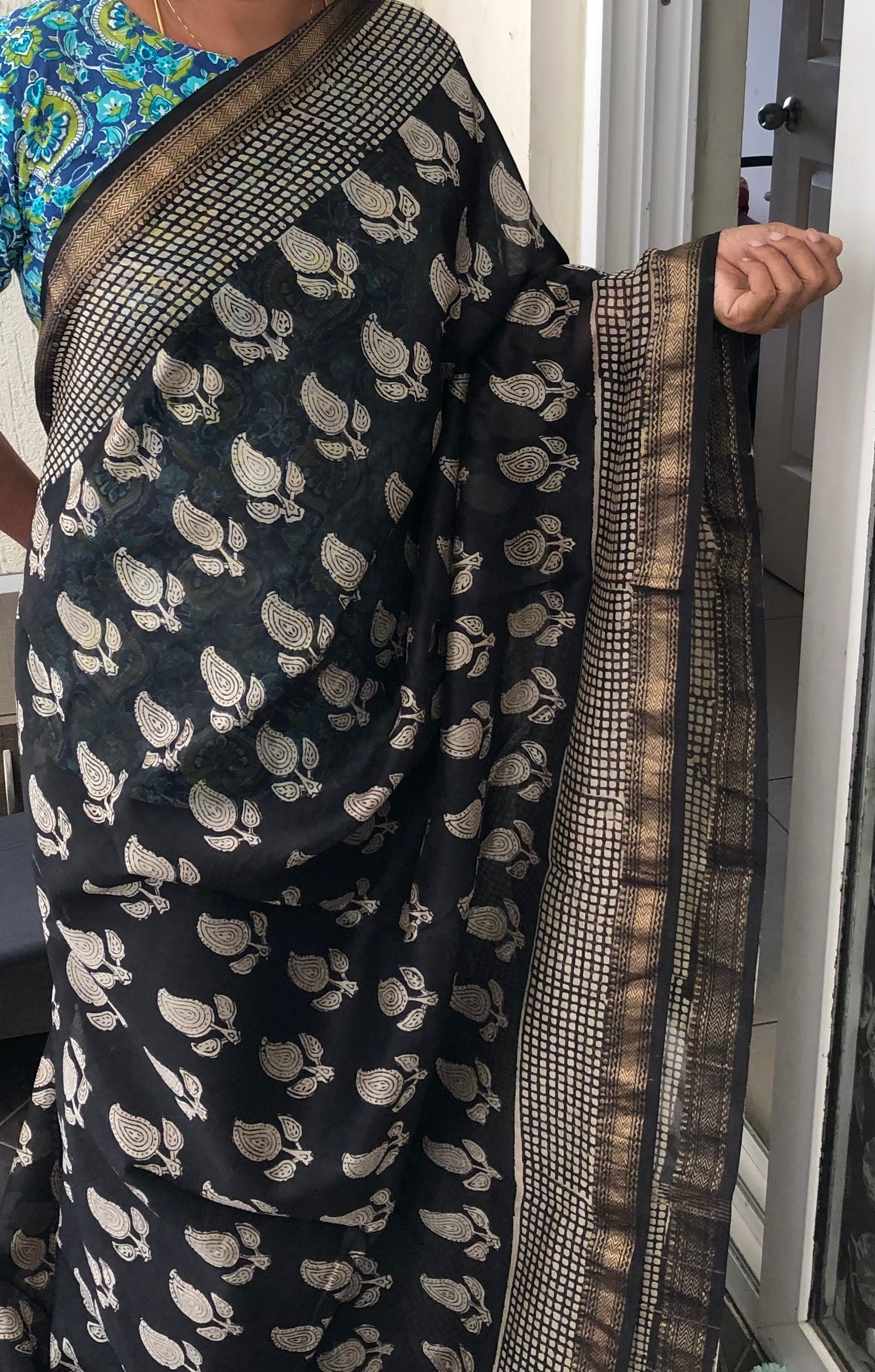 Tarathi Black and cream Maheshwari silk cotton saree